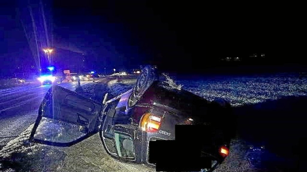 Der VW Polo blieb nach dem Unfall in Wolfsburg auf dem Dach liegen.