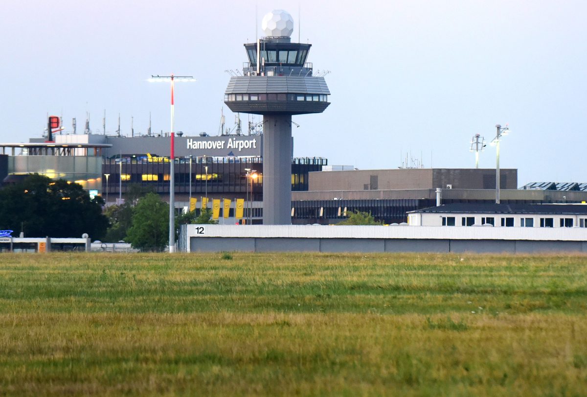 Tower-Mitarbeiter des Flughafens in Hannover sind Opfer einer Laserpointer-Attacke geworden. Für die Polizei ist das ein unüblicher Fall.