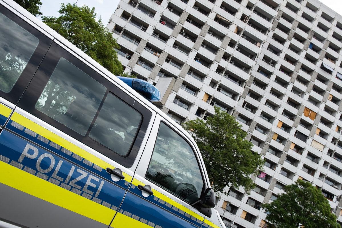 Eine Metalltür fliegt von einem Balkon in Braunschweig. Sie erschlägt fast eine Mutter und deren Sohn. Jetzt landet der Fall vor Gericht.