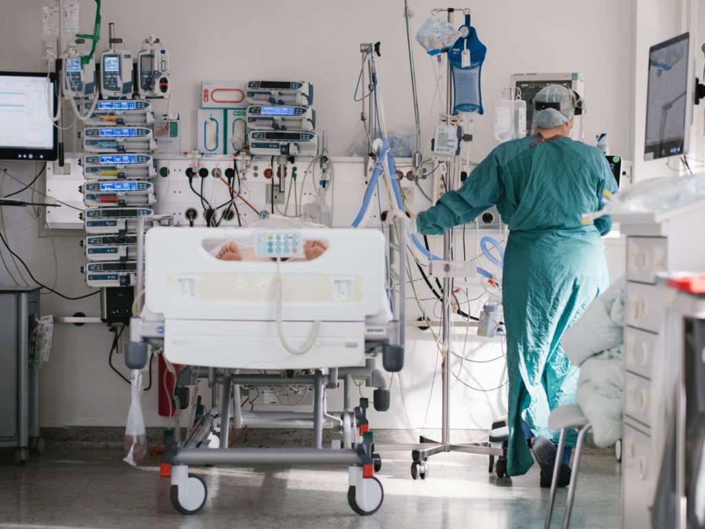 Eine Intensivpflegerin versorgt auf der Intensivstation am Klinikum Braunschweig einen an Covid-19 erkrankten Patienten.
