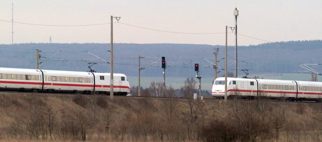 Zwei ICE-Züge begegnen sich am 10.02.2014 bei Lehre auf der Bahn-Strecke zwischen Wolfsburg und Braunschweig (Niedersachsen). Nur an dieser Stelle ist die Strecke für einige hundert Meter zweigleisig gebaut.