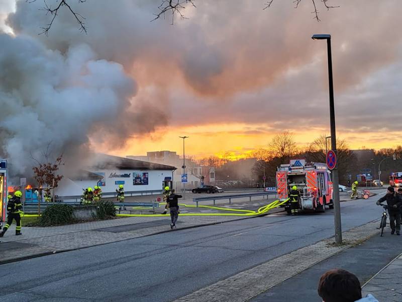 Aldi in Wolfsburg brennt lichterloh! Riesige Rauchwolke über der Stadt – Anwohner evakuiert