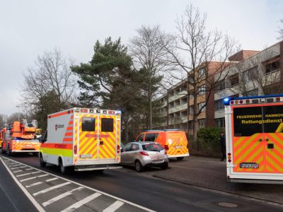 Einsatzkräfte der Feuerwehr Hannover stehen bei einem Brandeinsatz in einem Seniorenwohnheim. Eine 84-jährige Bewohnerin ist am Morgen bei einem Zimmerbrand ums Leben gekommen.