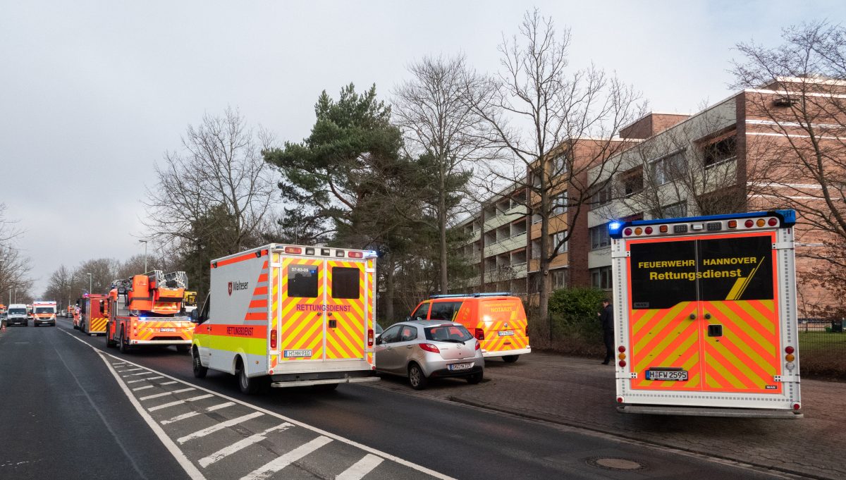Einsatzkräfte der Feuerwehr Hannover stehen bei einem Brandeinsatz in einem Seniorenwohnheim. Eine 84-jährige Bewohnerin ist am Morgen bei einem Zimmerbrand ums Leben gekommen.