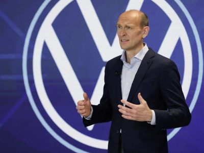 In der Provinz Xinjiang unterdrückt China die Volksgruppe der Uiguren. Ausgerechnet hier betreibt VW eine Fabrik. VWs China-Chef beteuert, vor Ort „keine Widersprüche festgestellt“ zu haben.