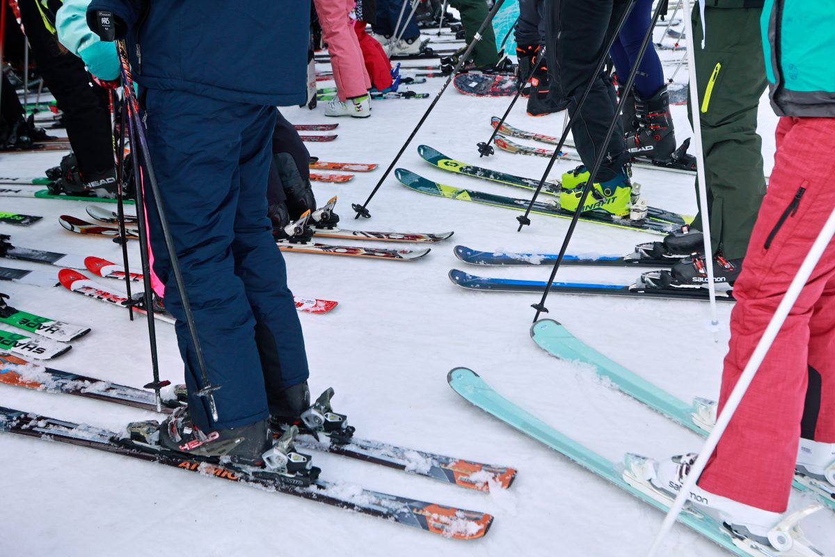 Zahlreiche Wintersportler sind am Wurmberg im Harz unterwegs, um auf den noch verbliebenen Schneeflächen Ski zu fahren.