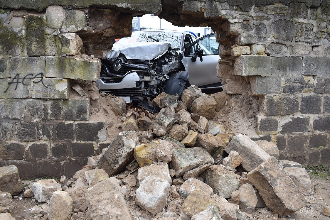 Der Renault krachte mit voller Wucht gegen die Mauer.