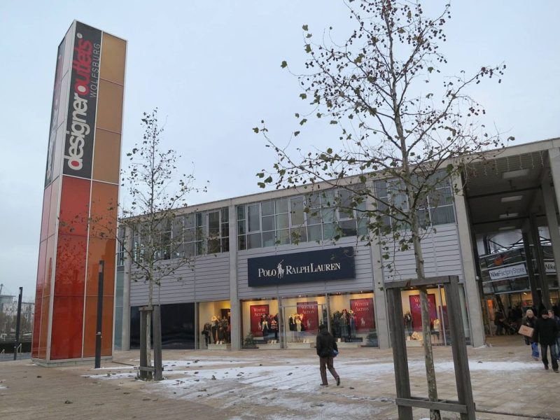Designer Outlets Wolfsburg: Mann will shoppen – doch dann wird er Zeuge heftiger Szenen