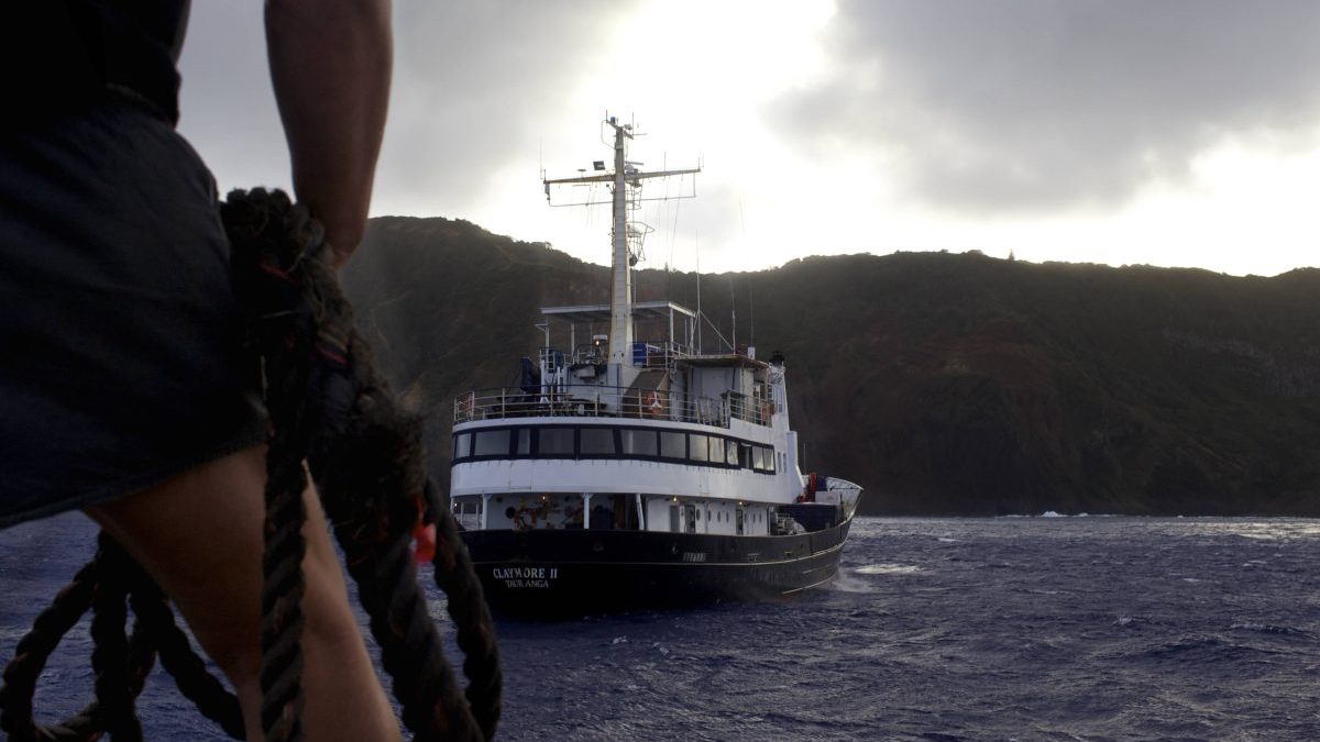 Kreuzfahrt Schiff versucht anzulegen auf Pitcairn-Insel