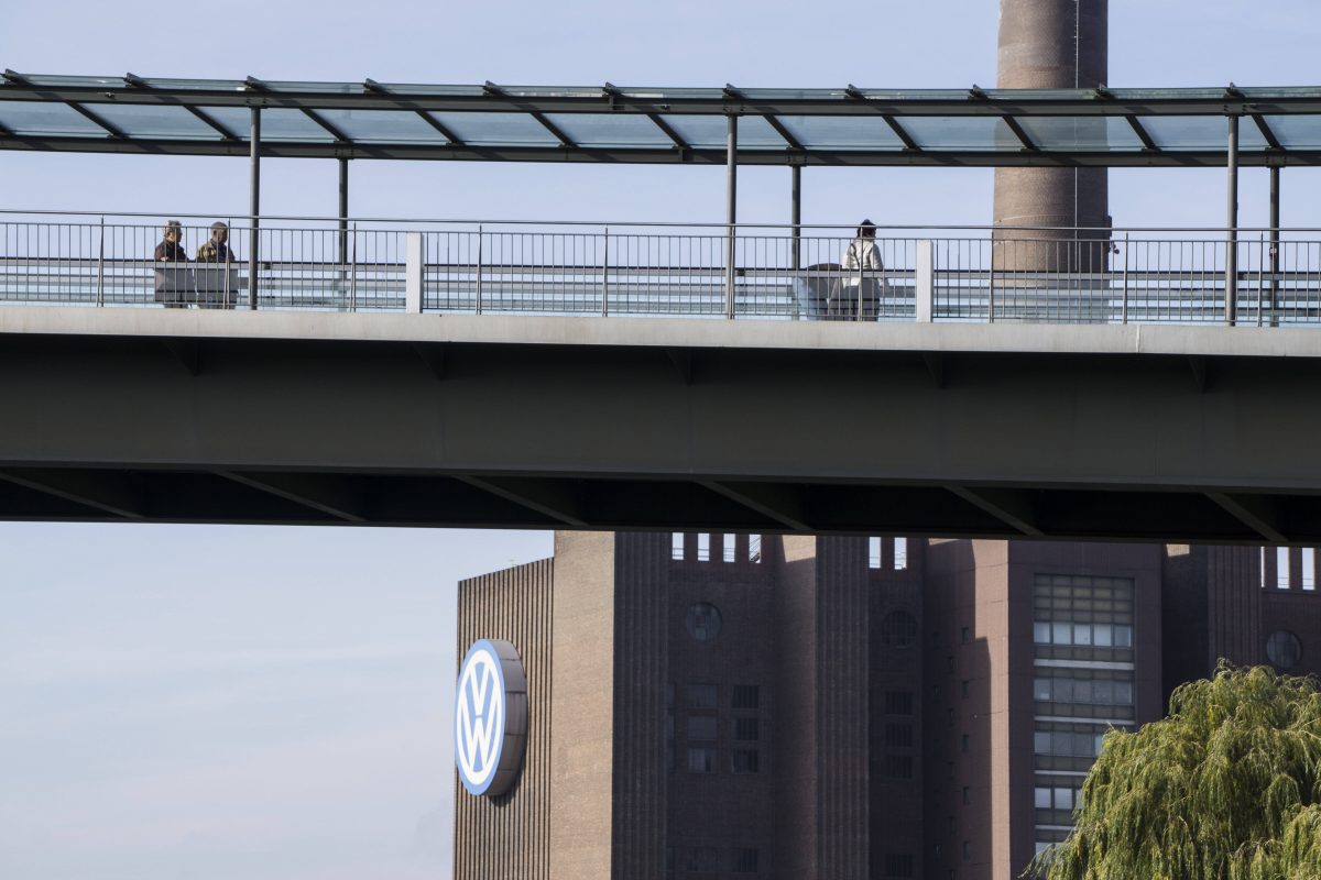 Die Stadtbrücke in der Autostadt Wolfsburg hat einen dreijährigen Jungen fast das Leben gekostet. Jetzt stehen die Bänder still.