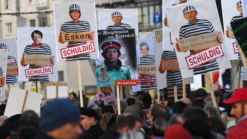 Bei ihren Demos hatten die selbsternannten "Querdenker" Politiker, Virologen und Medienschaffende schon mit Plakaten diffamiert. So wie hier in Leipzig.