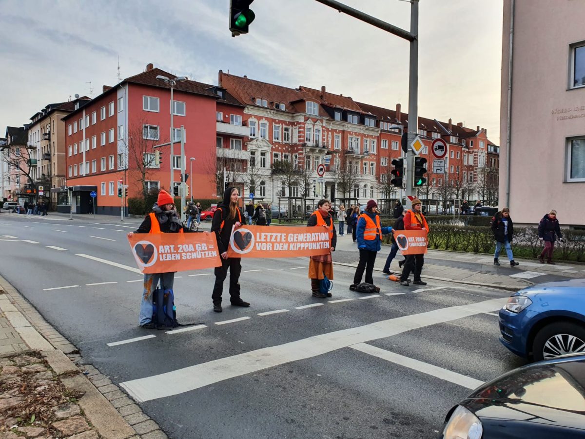 Aktivisten der "Letzten Generation" haben den Verkehr am Hagenring in Braunschweig lahmgelegt. Doch welche Konsequenzen drohen jetzt?