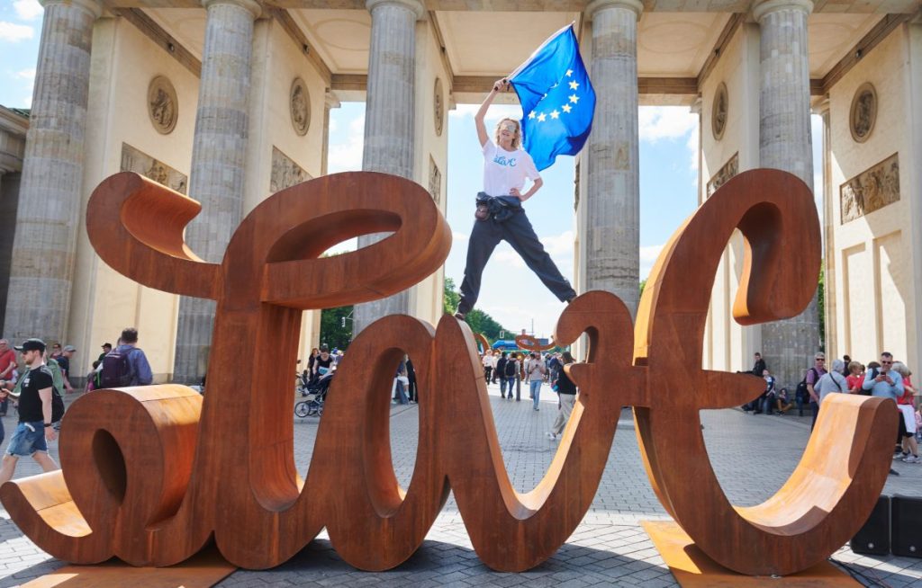 Die Künstlerin Mia Florentine Weiss steht auf ihrer Skulptur - hier in Berlin. (Archivbild)