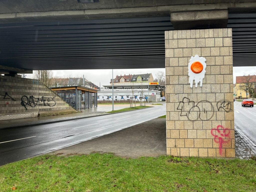 Unter anderem am Bahnhof in Gliesmarode hängt ein Spiegelei.