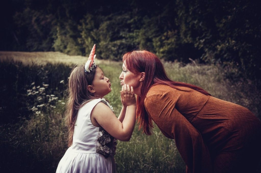 Die siebenjährige Laura und ihre Mama Jessica.