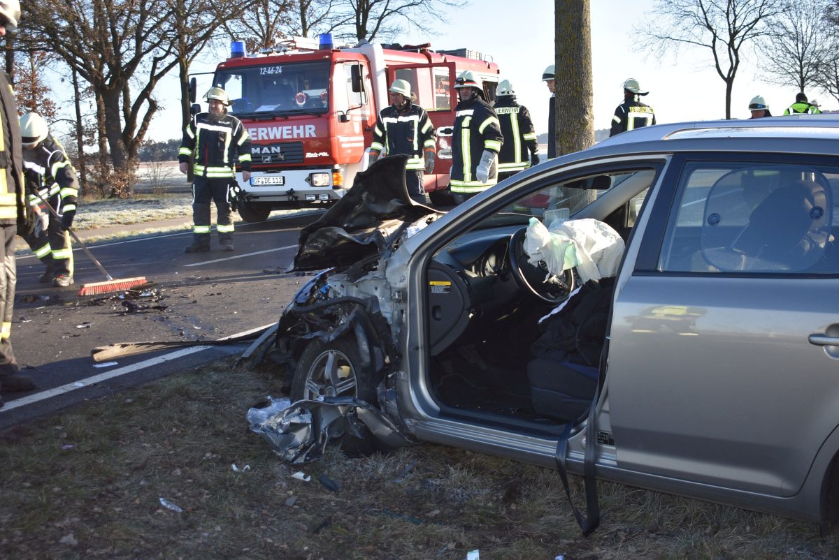 Bei Ummern im Kreis Gifhorn hat es heftig gekracht. Die mutmaßliche Unfall-Verursacherin traf es am schlimmsten.