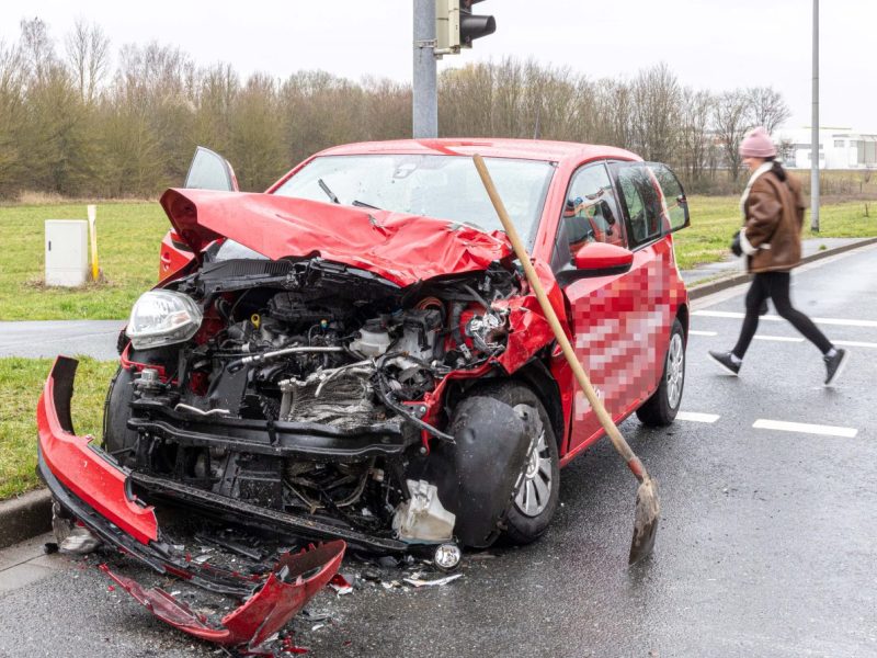 Salzgitter: Schwerer Crash mitten in der Kreuzung – drei Autos krachen ineinander