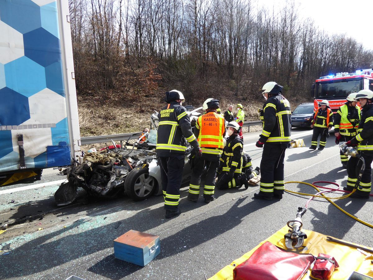 Einsatzkräfte der Feuerwehr sind am Unfallort auf der Autobahn A7 nahe Göttingen. Bei dem schweren Auffahrunfall sind eine Mutter und ihr achtjähriger Sohn ums Leben gekommen. Die dreijährige Tochter der Frau, die mit in dem Kleinwagen saß, wurde schwer, aber nicht lebensgefährlich verletzt.