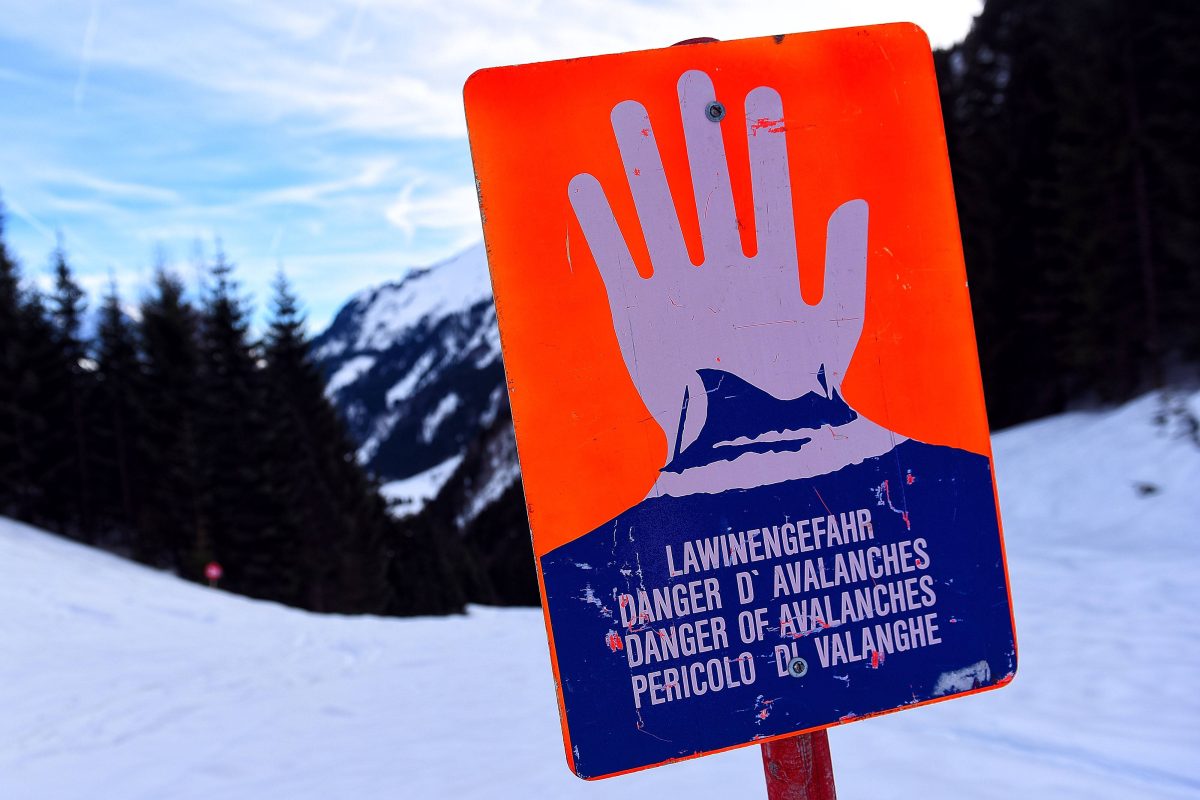 Schock in Österreich! Eine Lawine hat Skiwanderer aus dem Harz mitgerissen. (Symbolbild)