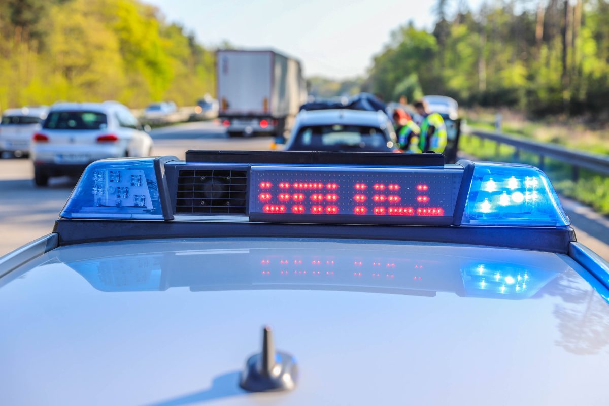 Auf der A2 bei Braunschweig ist ein Mann verstorben. Offenbar hatte er ein gesundheitliches Problem. Es kam zum Unfall.