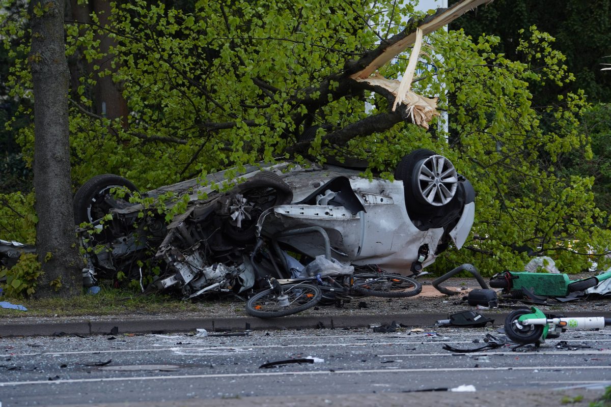 Von dem Renault blieb nicht mehr viel übrig. Eigentlich grenzt es an ein Wunder, dass bei dem Unfall in Hannover niemand gestorben ist.