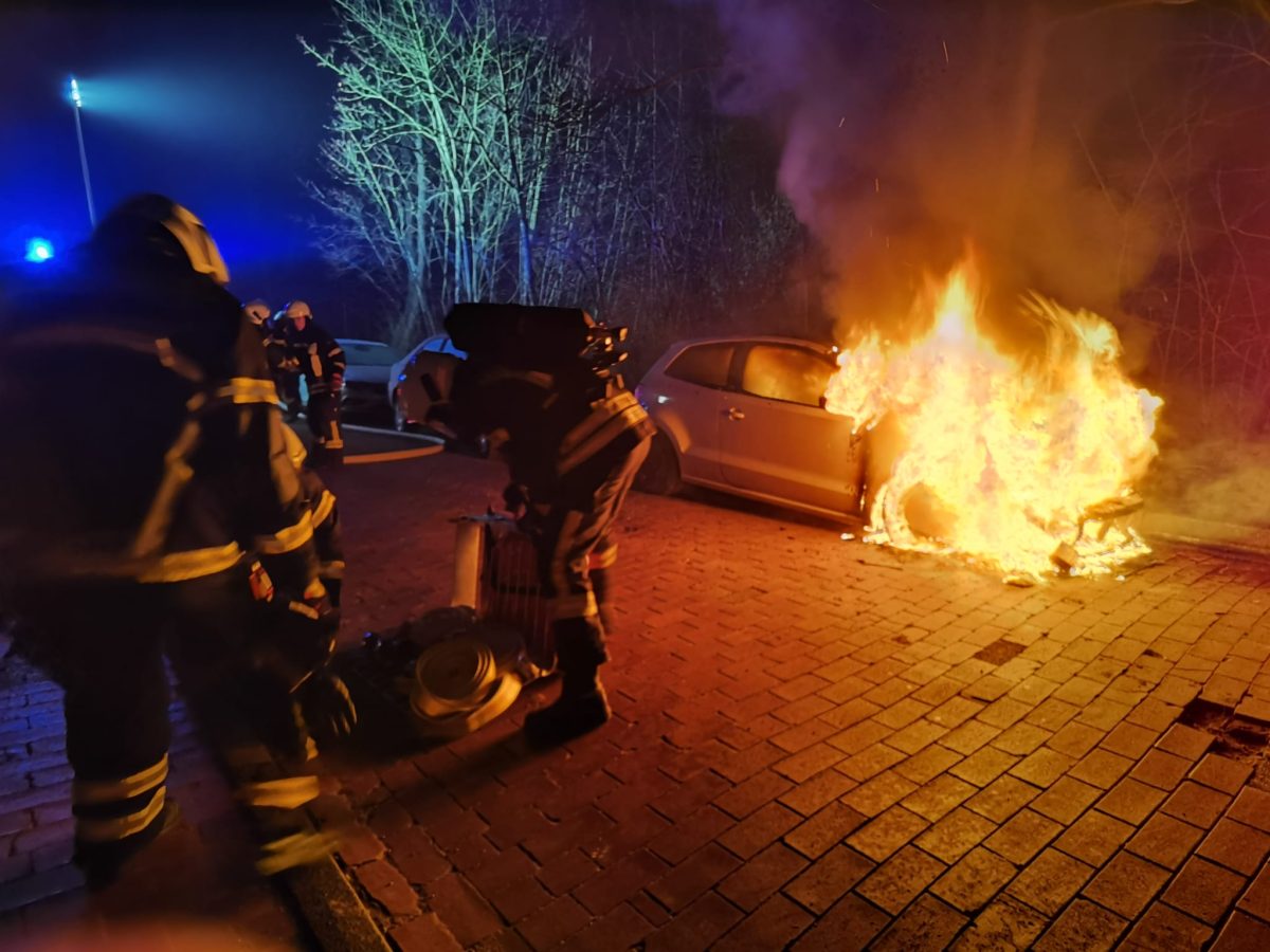 Mehrere Zeugen meldeten am frühen Morgen einen Autobrand in Wolfsburg. Für den VW Polo gab es keine Rettung mehr.