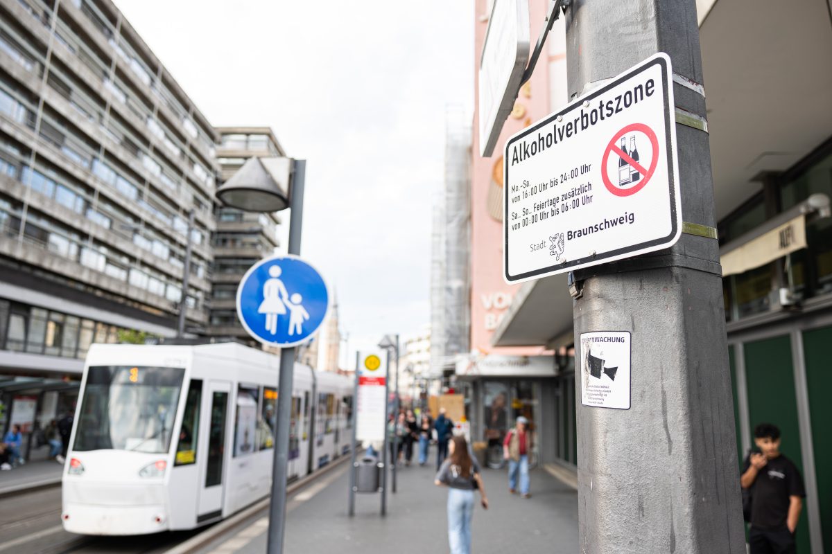 Die Stadt Braunschweig hat ein Alkoholverbot am Bohlweg in der Innenstadt von Braunschweig erlassen. Damit soll die Anzahl der Straftaten und anderen Störungen der öffentlichen Sicherheit in diesem Bereich reduziert werden.