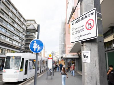 Die Stadt Braunschweig hat ein Alkoholverbot am Bohlweg in der Innenstadt von Braunschweig erlassen. Damit soll die Anzahl der Straftaten und anderen Störungen der öffentlichen Sicherheit in diesem Bereich reduziert werden.