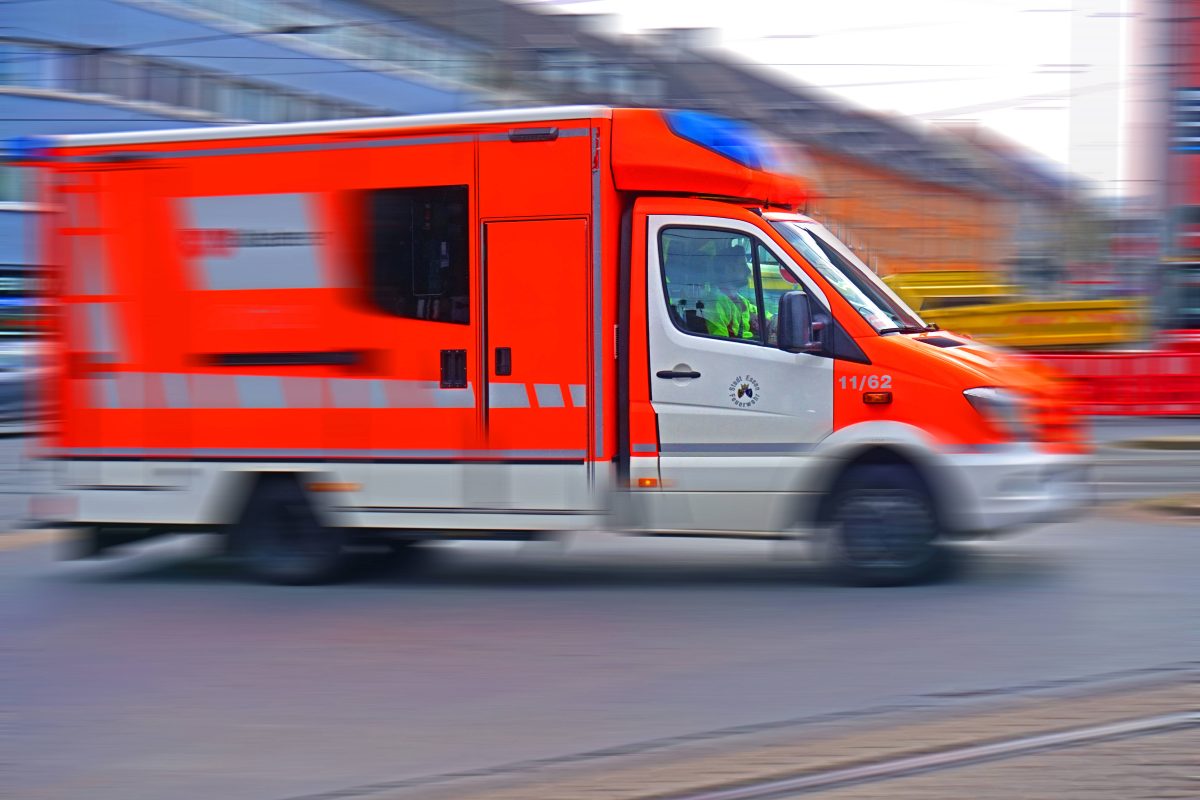 Gifhorn Krankenwagen fährt schnell zum Einsatz