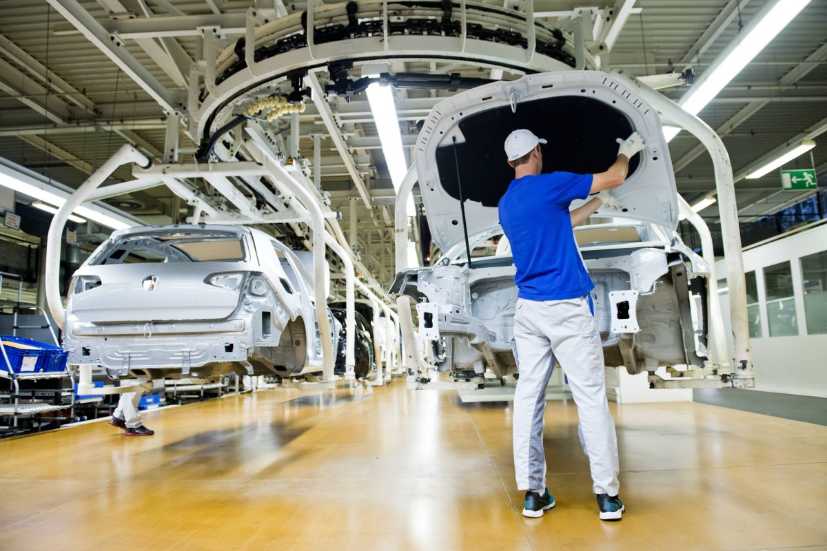 VW stellt Hunderte neue Mitarbeiter in Wolfsburg ein. Die Sache hat aber einen Haken. (Archivbild)
