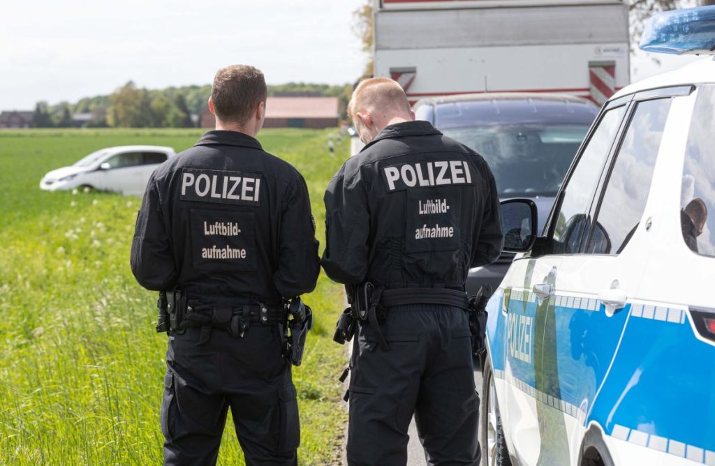 Die Polizei war zunächst am Dienstagmorgen zu einem Unfall auf der Kreisstraße 71 alarmiert worden. Zwischen dem Vechelder Ortsteil Bettmar und Sierße war ein Auto von der Fahrbahn abgekommen. Darin fanden die Beamten die Leiche des 55-Jährigen.