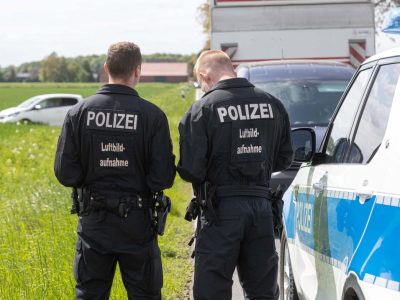 Die Polizei war zunächst am Dienstagmorgen zu einem Unfall auf der Kreisstraße 71 alarmiert worden. Zwischen dem Vechelder Ortsteil Bettmar und Sierße war ein Auto von der Fahrbahn abgekommen. Darin fanden die Beamten die Leiche des 55-Jährigen.
