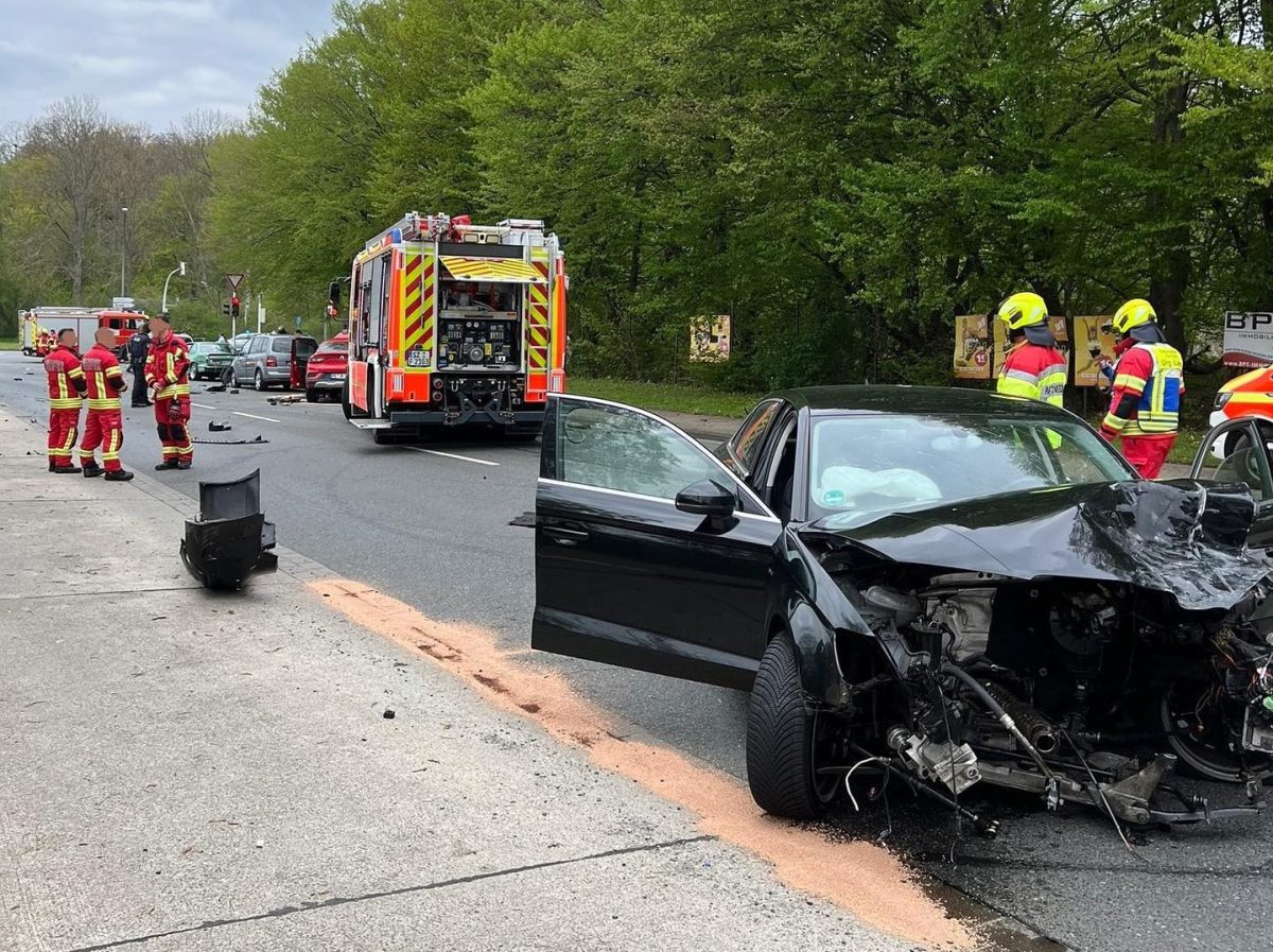 In Salzgitter hat es einen heftigen Unfall gegeben – die Beteiligten hatten vergleichsweise Glück im Unglück. Der Schaden allerdings ist hoch.