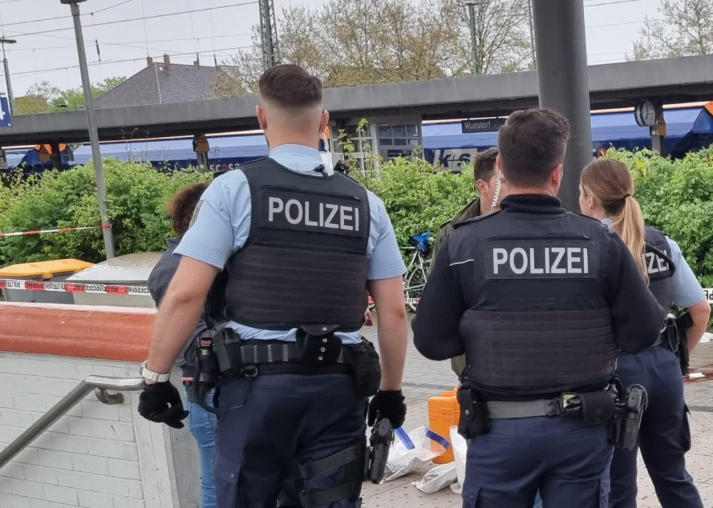 Ein 35-Jähriger ist bei einem Streit im Bahnhof von Wunstorf mit einem Messer lebensgefährlich verletzt worden.