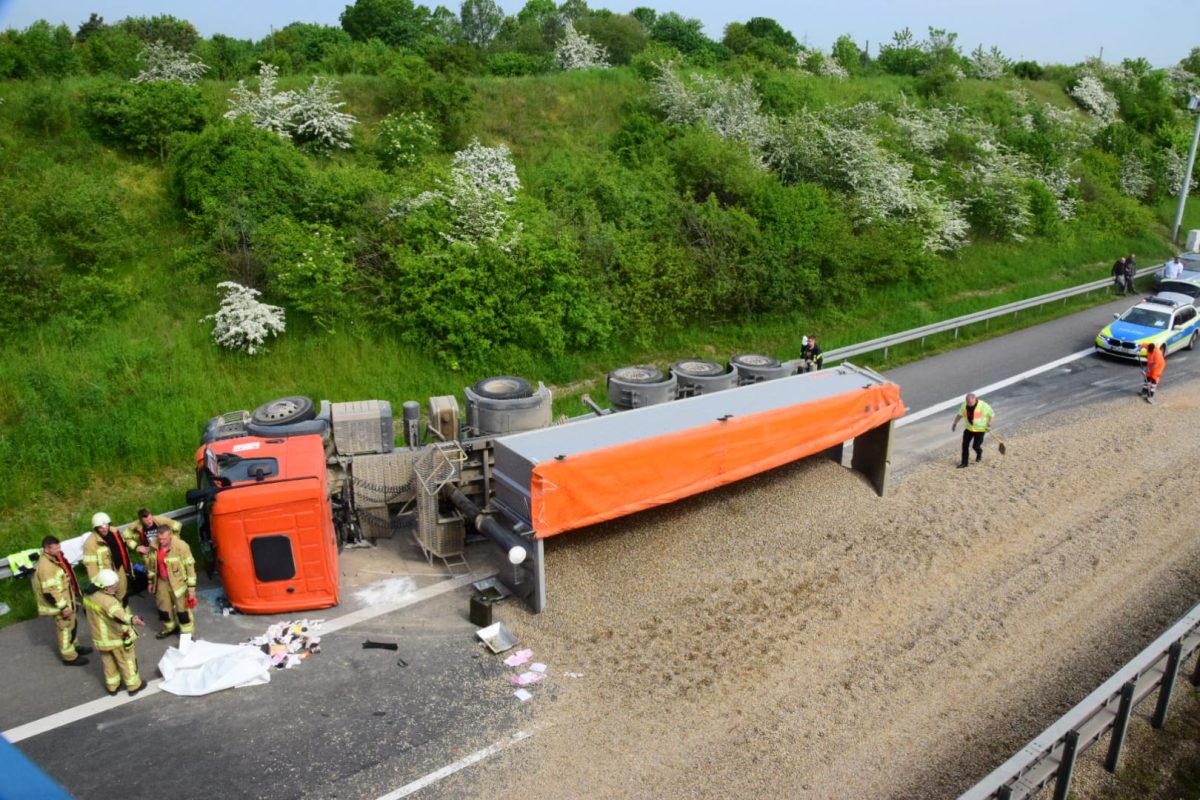 Auf der A39 im Kreis Wolfenbüttel liegt ein Lkw auf der Fahrbahn! Ein Durchkommen ist nicht möglich.