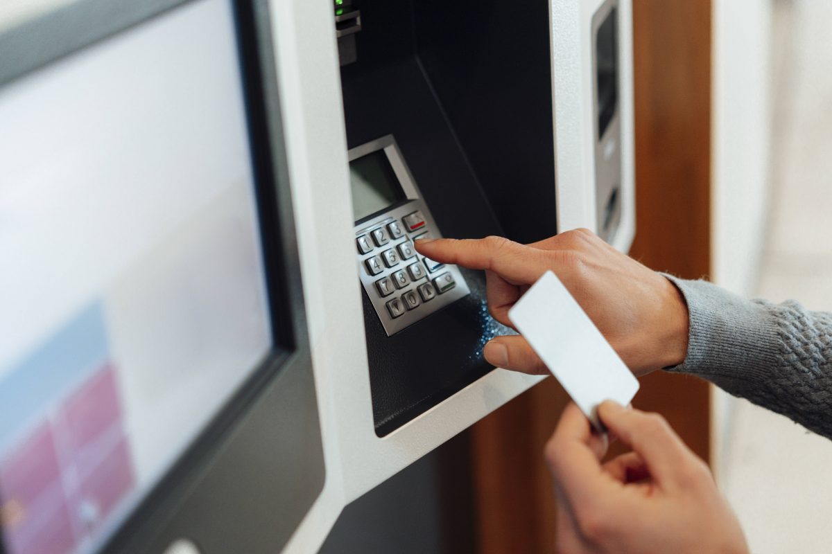 Ein Mann wollte Geld abheben im Welfenhof in Braunschweig – für ihn wurde es zum Albtraum. (Symbolbild)