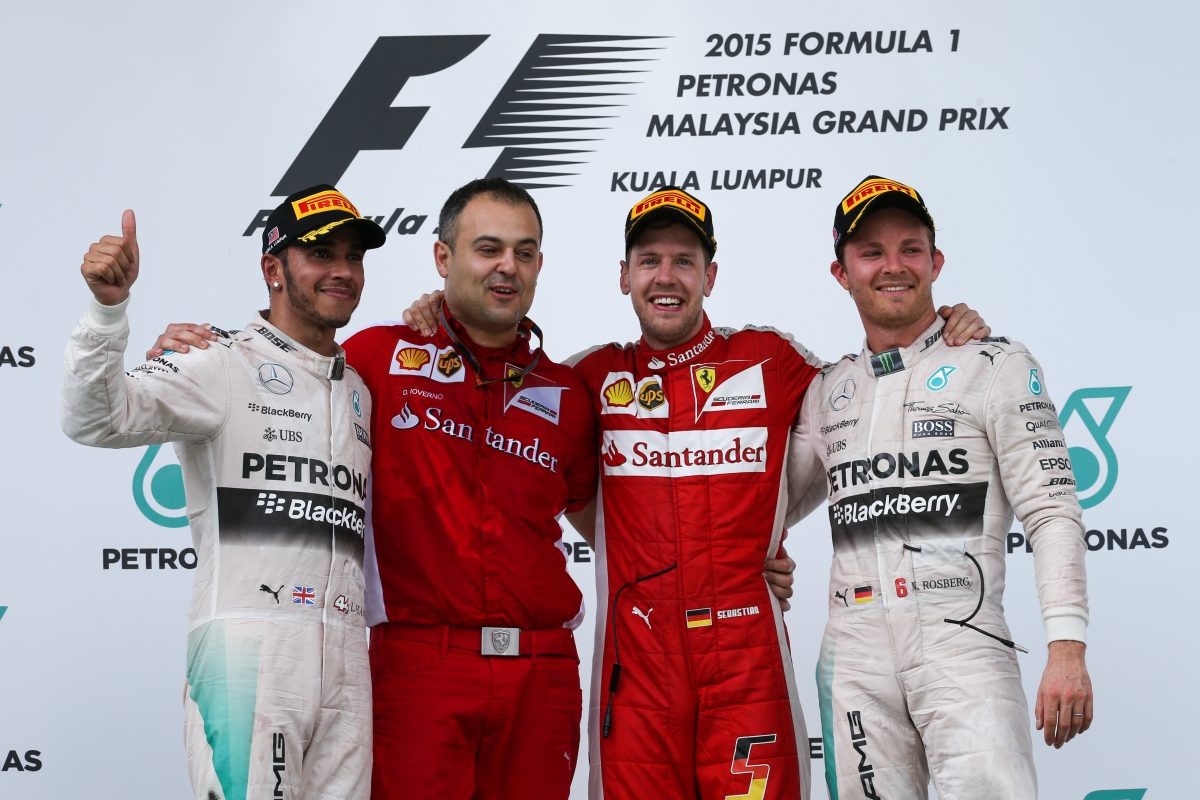 Formel 1: Sebastian Vettel, hier 2015 auf dem Podium, ist der Rekordsieger des Malaysia-GPs.