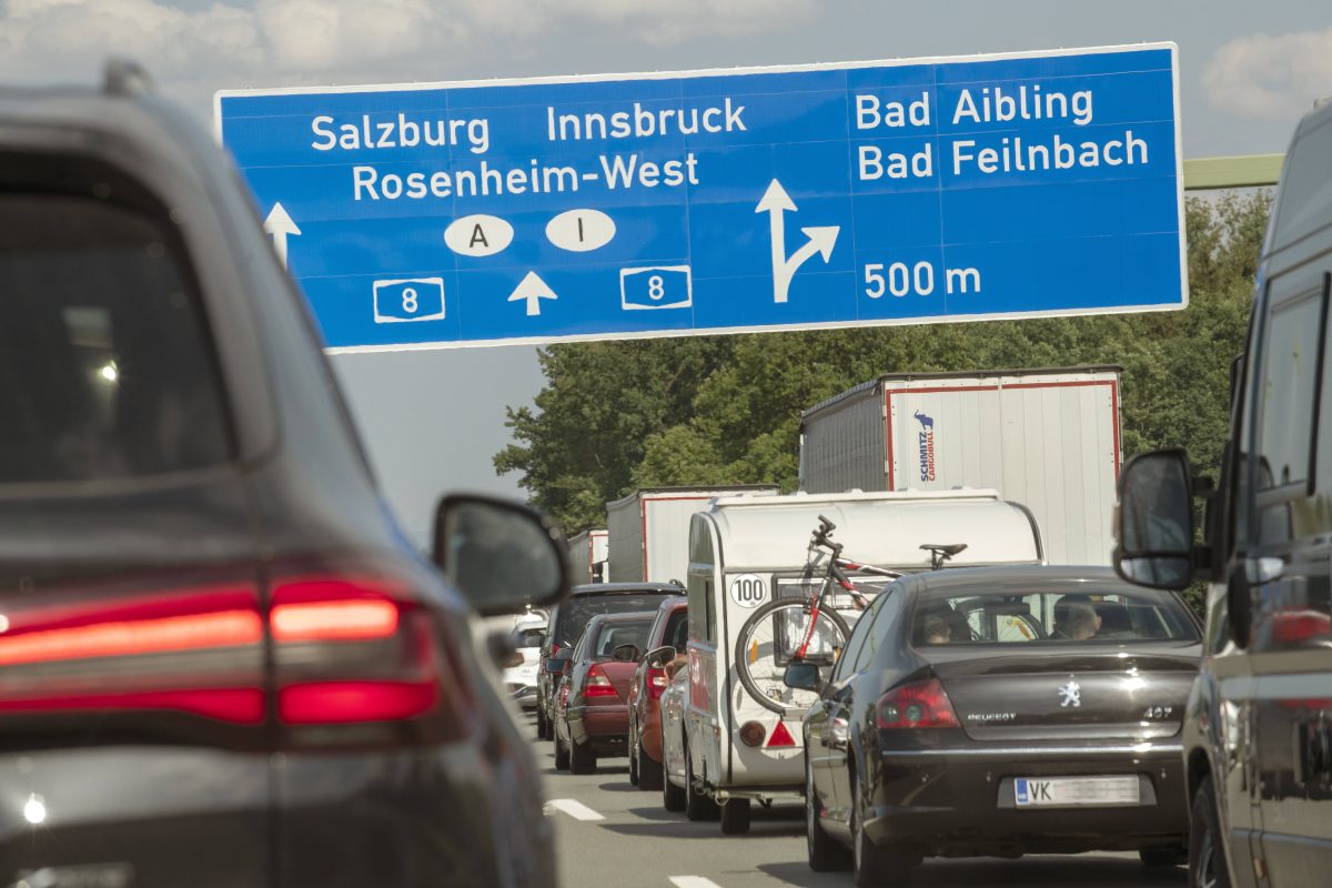 Österreich Autobahn Autos Verkehrsschilder
