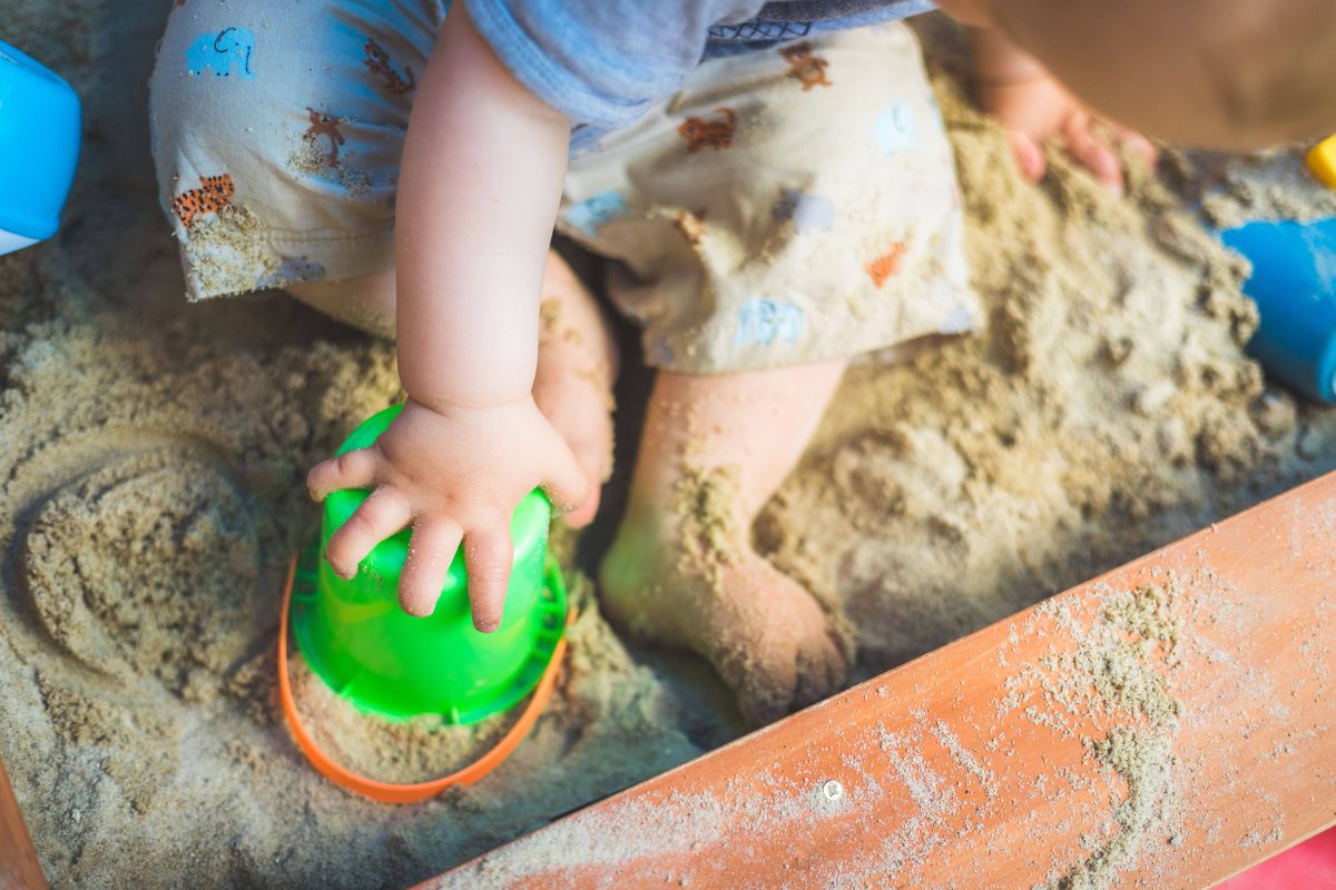 In Wolfsburg hat eine Frau eine unfassbare Entdeckung in einem Sandkasten gemacht.