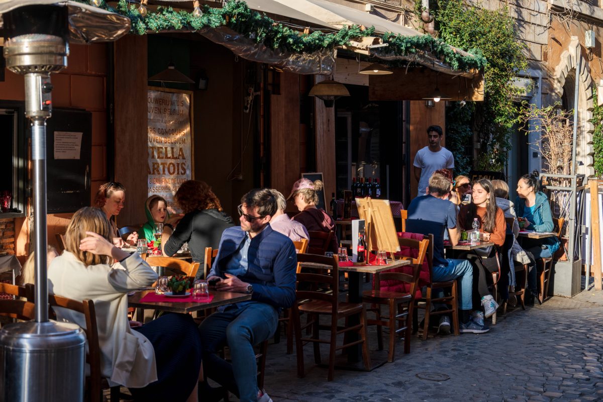 Urlauber in Italien sitzen in einem Restaurant