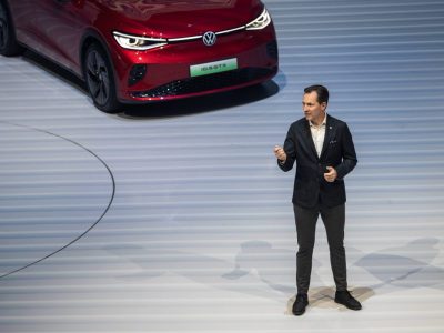 VW-Markenchef Thomas Schäfer – hier auf der Automesse in Shanghai – will den Gürtel deutlich enger schnallen. (Archivbild)