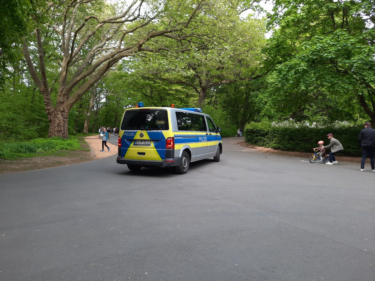 Polizei und Feuerwehr zeigten am Vater im Braunschweiger Prinzenpark Präsenz.