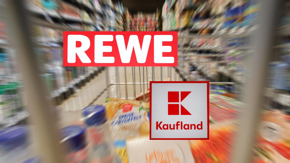 Rewe- und Kaufland-Logo, Supermarktregale, Einkaufswagen mit Produkten