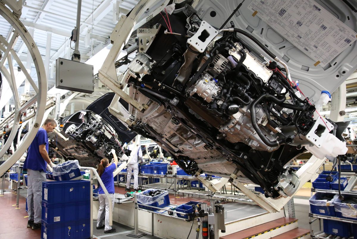 Einige VW-Mitarbeiter aus der Produktion müssen Geld zurückzahlen an den Konzern beziehungsweise Arbeitsstunden abgeben. Eine Tatsache, die die IG Metall nicht akzeptieren will. (Archivbild)