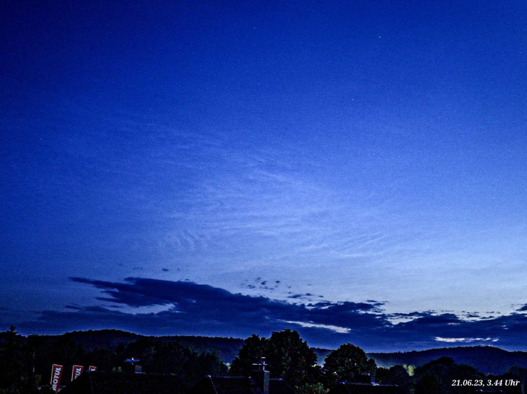 Ramona aus Salzgitter ist dieses Foto gelungen. Es zeigt mutmaßlich leuchtende Nachtwolken.