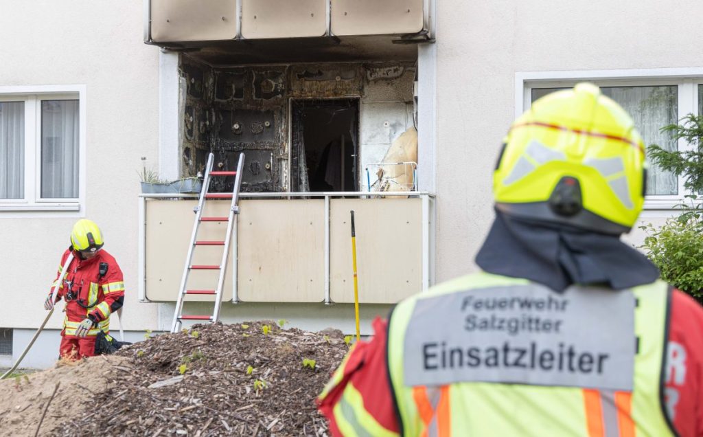 Schreck am Freitagabend! In Salzgitter hat es einen Balkonbrand gegeben. Die Feuerwehr stand vor einer etwas größeren Herausforderung.