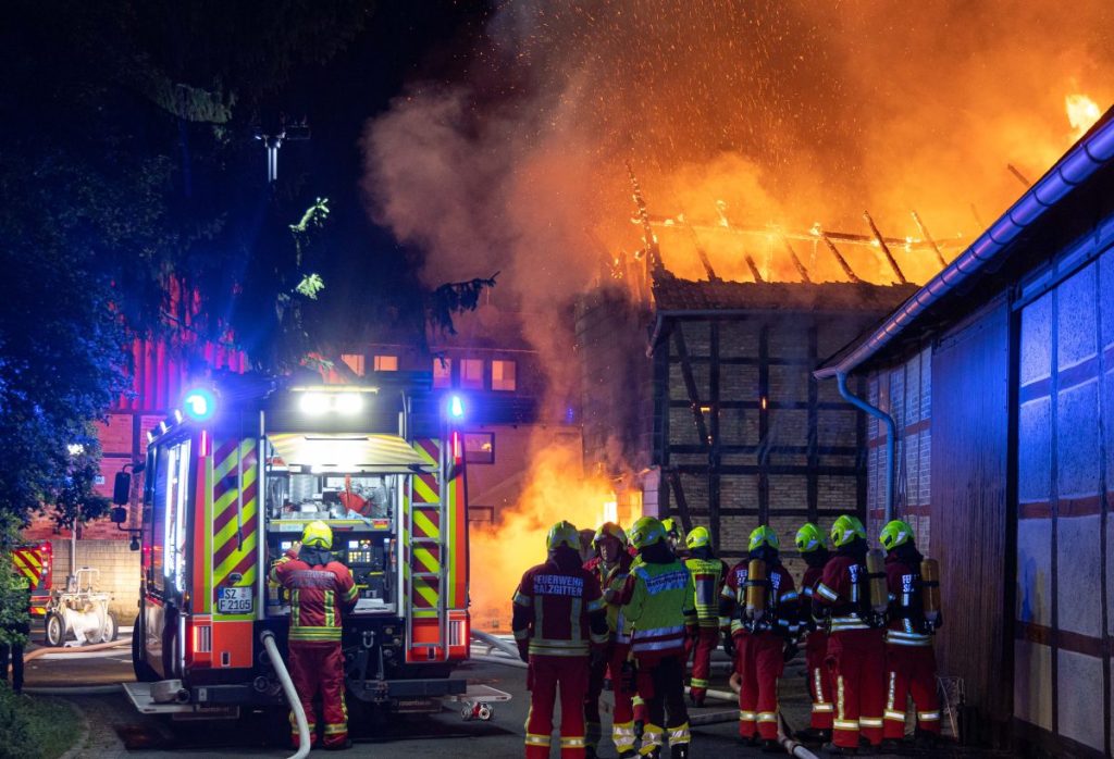 Eine Scheune steht in Salzgitter-Lobmachtersen lichterloh in Flammen. Die Feuerwehr kämpft gegen den Brand.