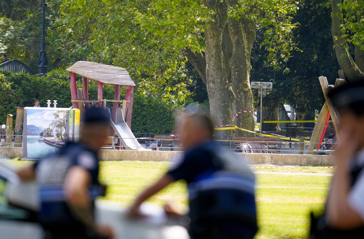 Frankreich steht unter Schock. In einer südfranzösischen Stadt hat ein Mann Kinder und Erwachsene mit einem Messer verletzt.