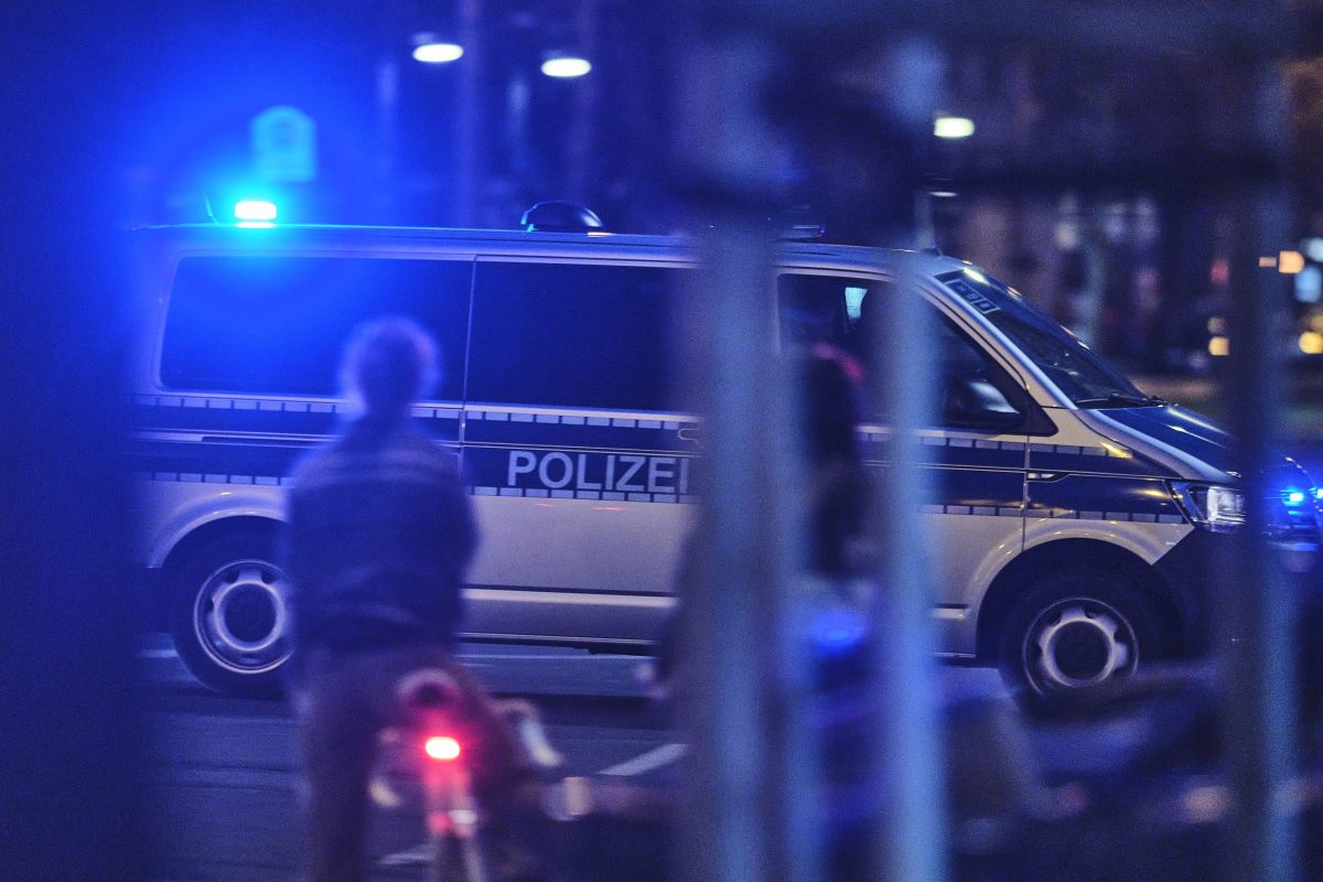 Polizei Streifenwagen mit Blaulicht in der Nacht