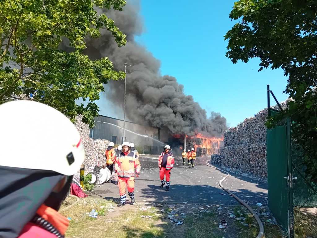 In Watenbüttel in Braunschweig kämpft die Feuerwehr gegen einen Großbrand!